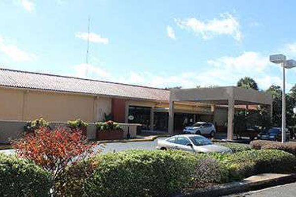PARAMOUNT PLAZA HOTEL AND SUITES (Gainesville)